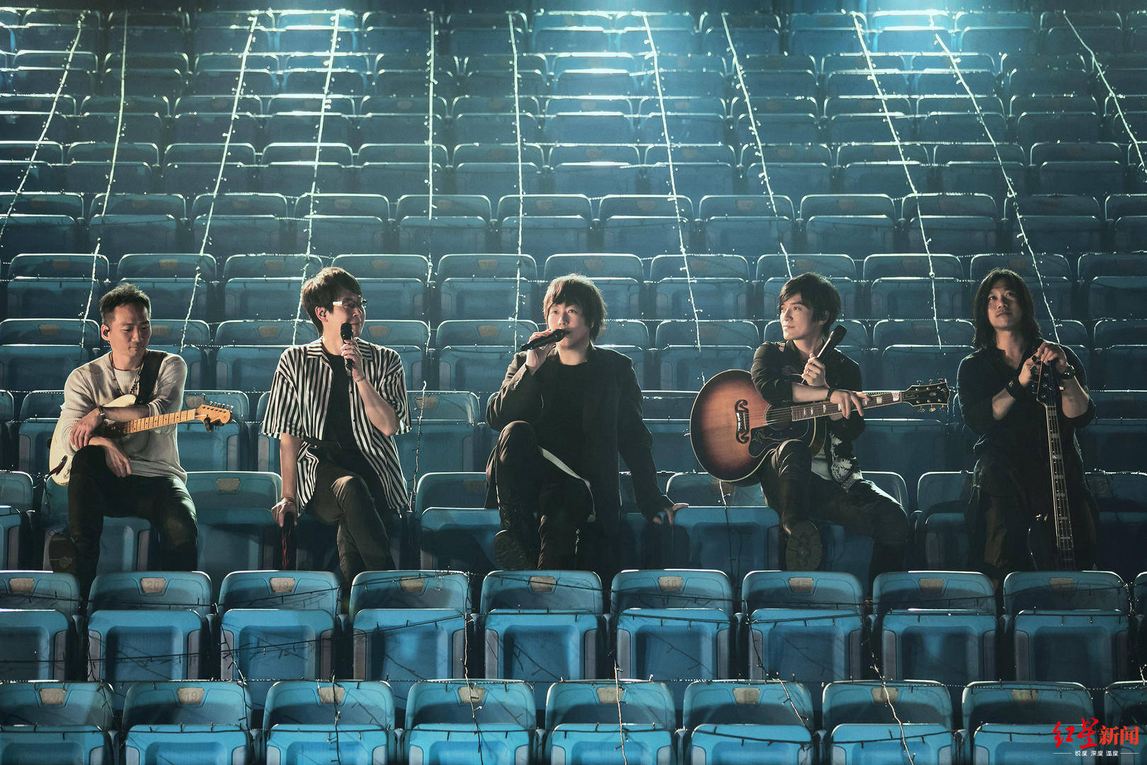 五月天在线演唱会:现场虽然没有观众,但每个座位都有荧光棒