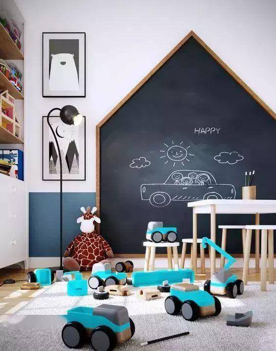 家长又担心ta会涂花家里的墙面 不妨在儿童房涂刷一整面黑板墙 让孩子