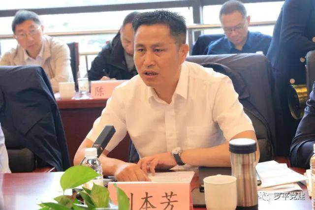 在会上,市教育体育局,罗平县,麒麟区扶贫开发投资有限公司,马龙区马鸣