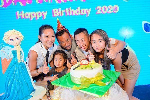 太阳娱乐的老板周焯华(洗米华)近日度过了自己的46岁生日,而他与老婆