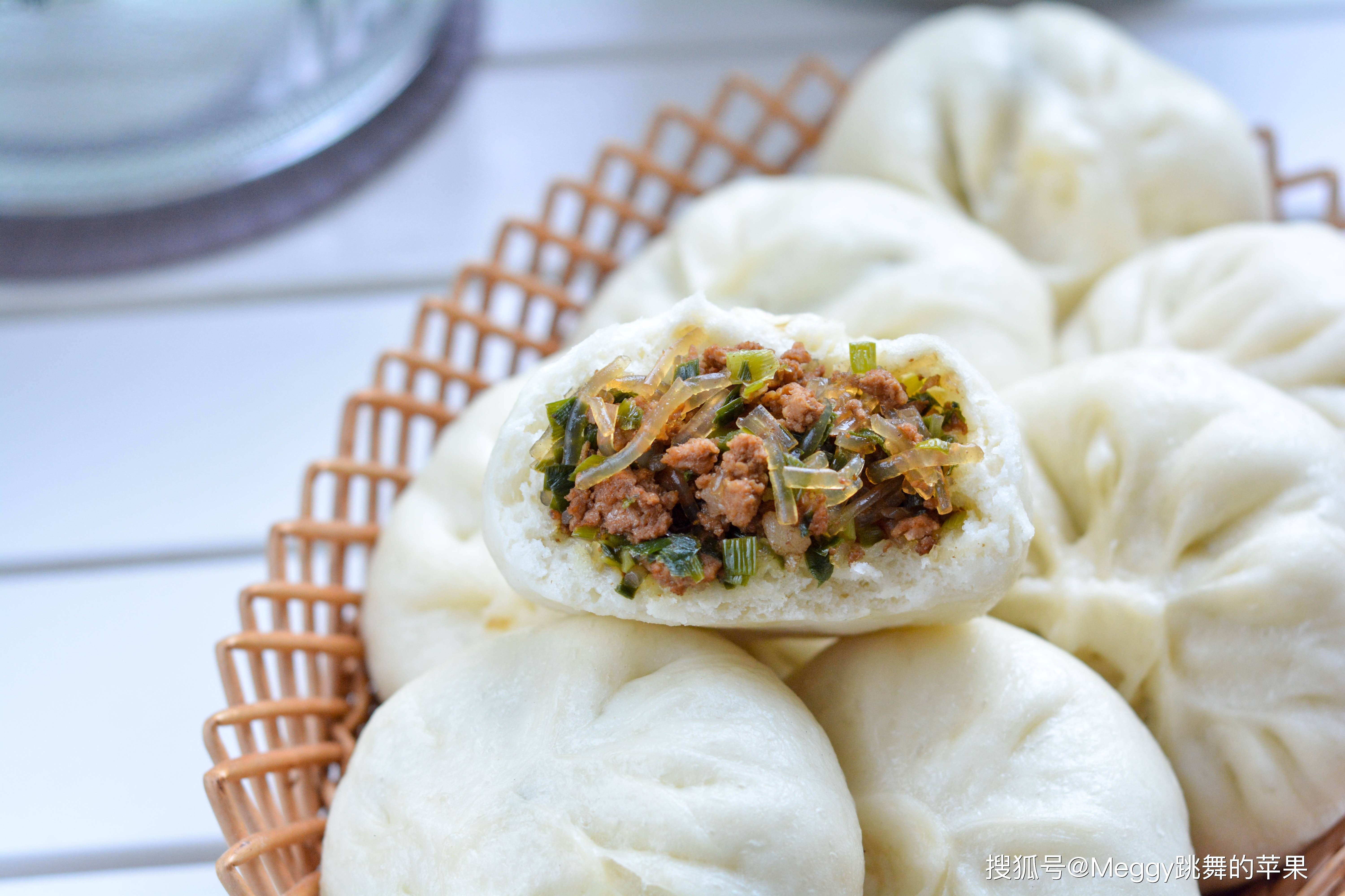 这个馅的大包子我老头儿一顿吃6个我比他少2个