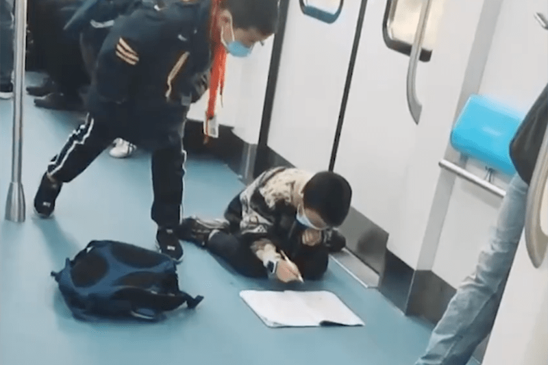 开学了,作业没做完,“神兽”在地铁上写作业,看着都让人着急_伙伴_网友_孩子