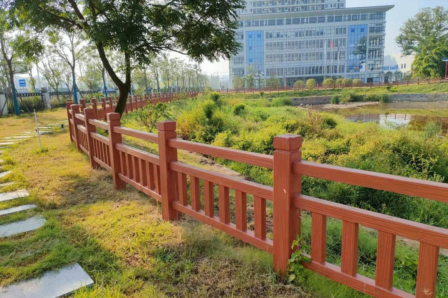 江西公园六角凉亭搭美景水泥仿木护栏配观景湖景色怡人