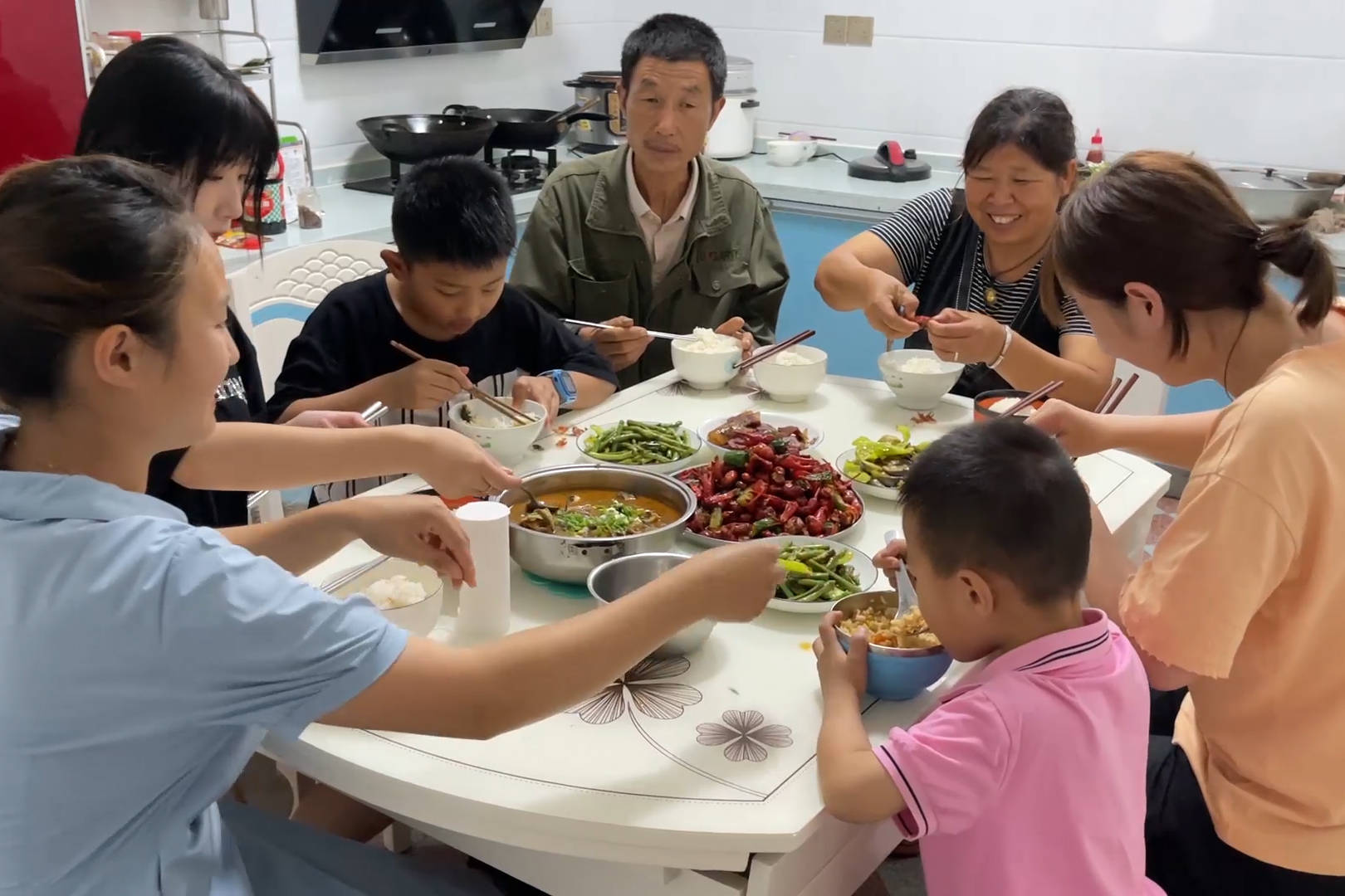 家里来了一位神秘客人中午媳妇做一桌家常菜一家人都很高兴