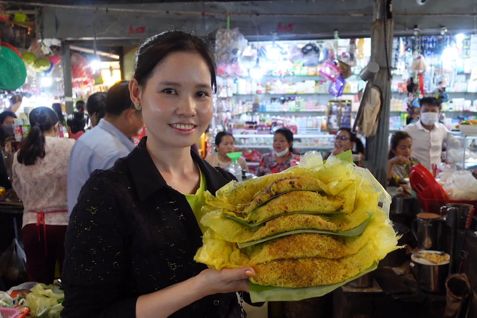 柬埔寨街头特色美食鸡蛋煎饼5元鸡蛋豆奶3元物价真低