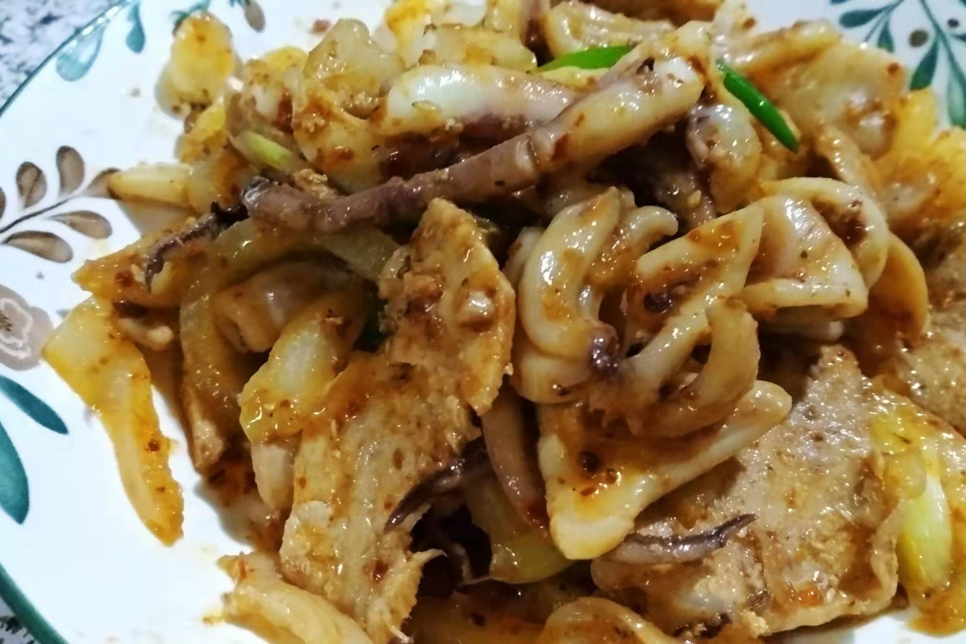 鱿鱼炒肉片色泽诱人一看就好吃吃起来非常有滋味