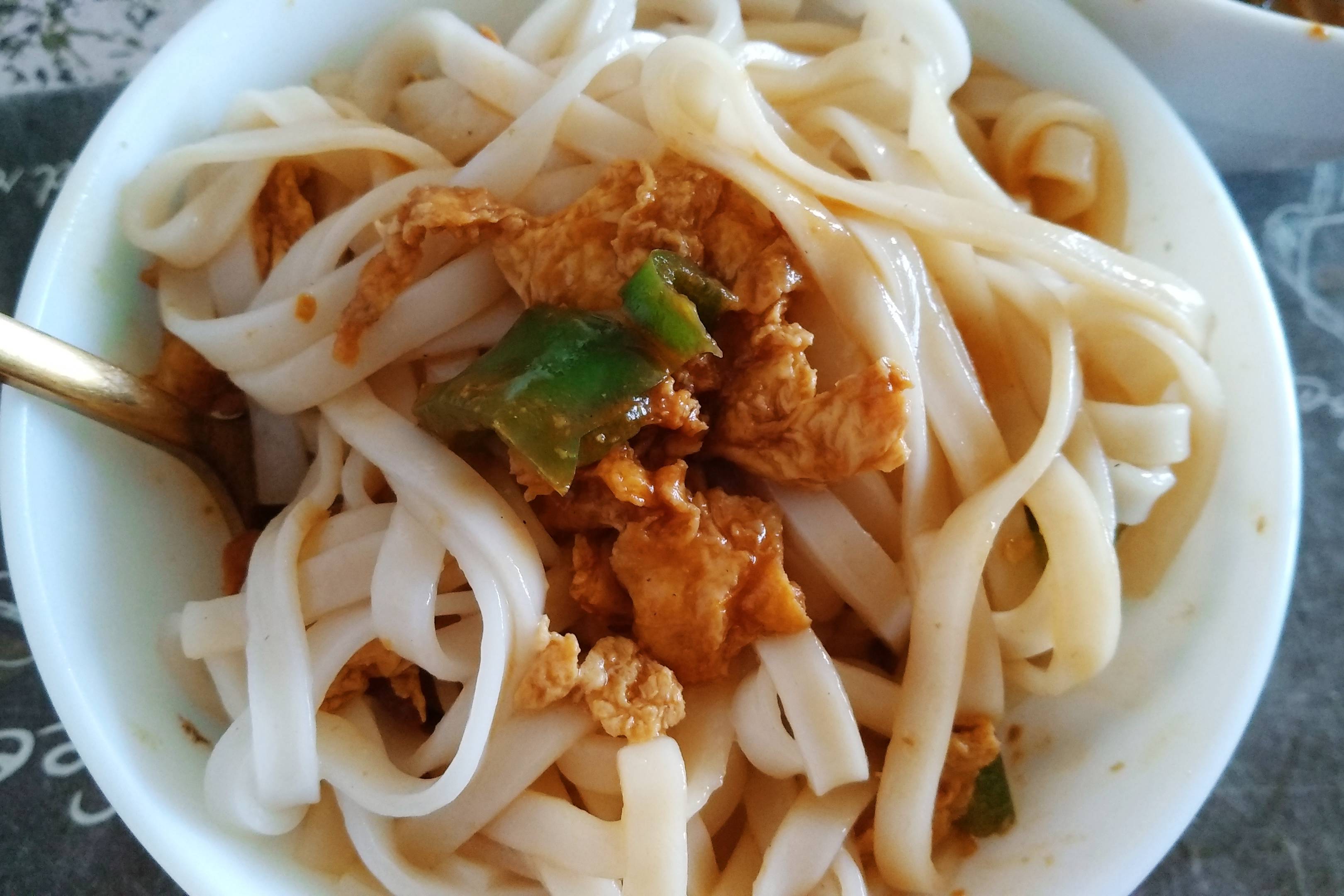 炸酱面的家常做法炸鸡蛋酱时加点青椒特别好吃