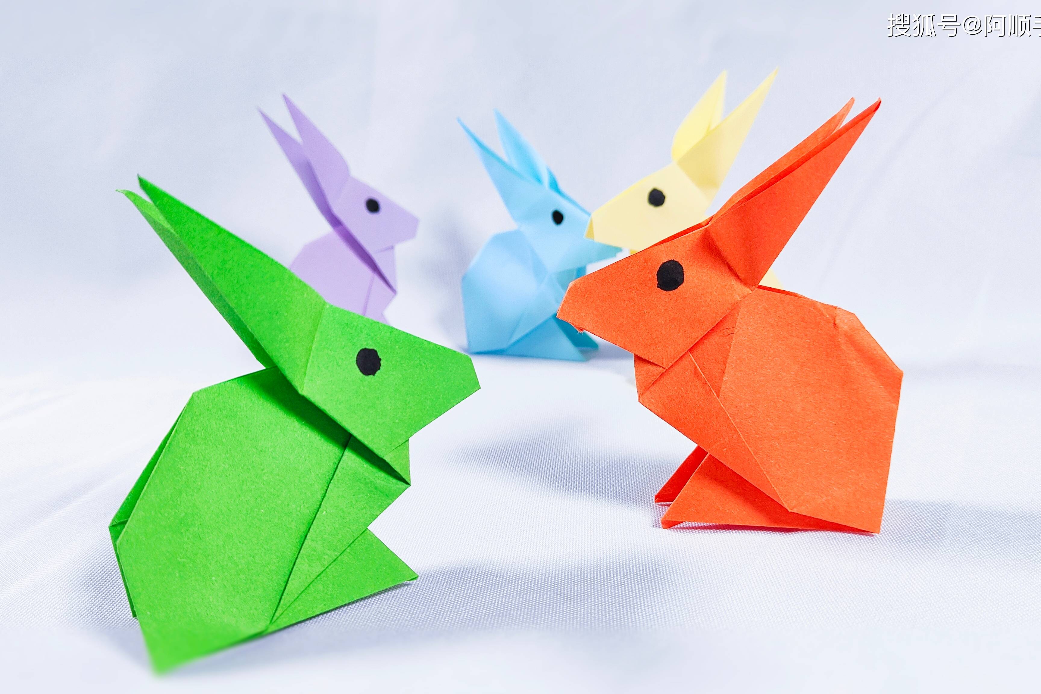 【折纸教程】如何用彩色卡纸折一只小兔子?_教程