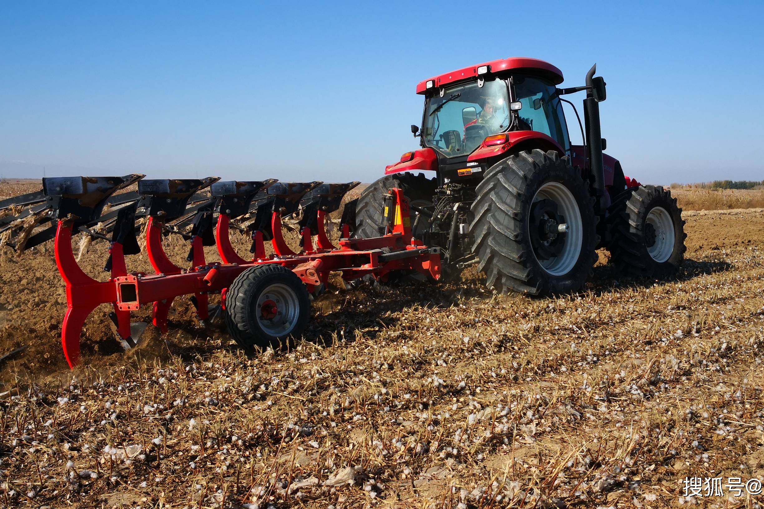 凯斯2304拖拉机带贝松岸上岸下两用五铧犁作业