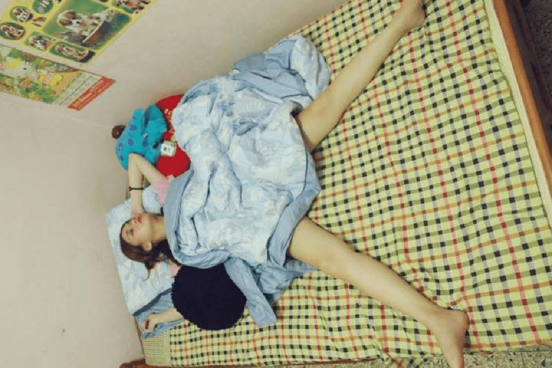 女生双腿岔开睡觉是因为舒适吗居然还有这样的好处02