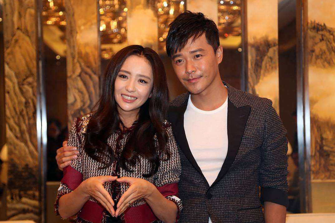 佟丽娅陈思诚同框被疑复合女方帮男方整理衣服画面甜蜜宛如夫妻