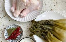 鸡腿是用酸菜煮的，它充满了色、香、味，全家人都喜欢它