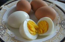煮鸡蛋，不能直接放进锅里，有了这个“绝招”，鸡蛋会自动剥皮不开裂