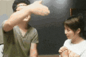 2020-12-12 18:33 搞笑gif段子:什么叫做一双眼睛毁了一张脸! 1.