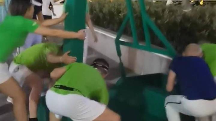 大妈合力搬走篮球架跳广场舞，自私吗？