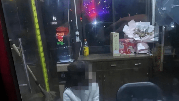 小孩儿不做作业光脚出走，家长拒绝其回家，你支持家长的做法吗？
