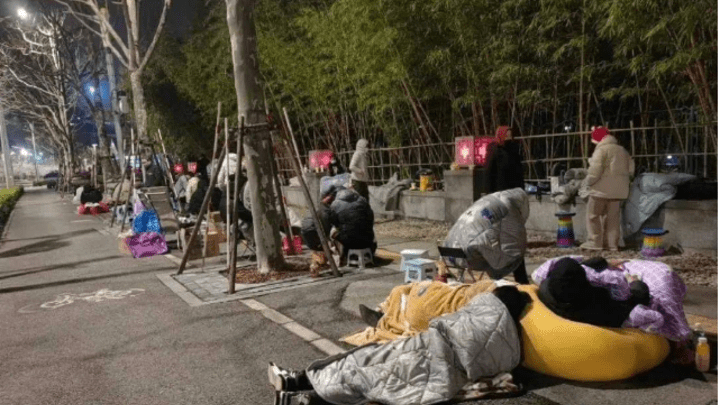微博之夜，为见到自己的偶像太疯狂！粉丝半夜睡马路！你赞同这种行为吗？
