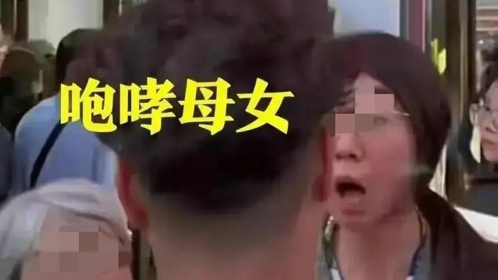 景区两女插队致网爆，你能接受吗？