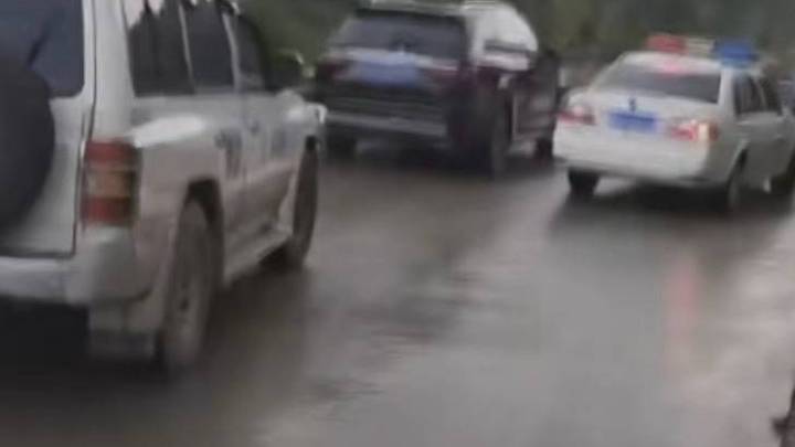 湖南一县长视察路上无视村民拦路告状，是真实情况吗？
