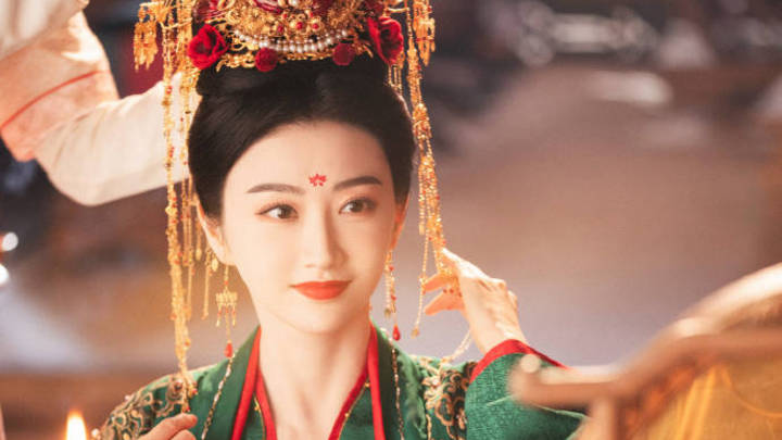 景甜古装婚服造型明艳动人，你喜欢吗？