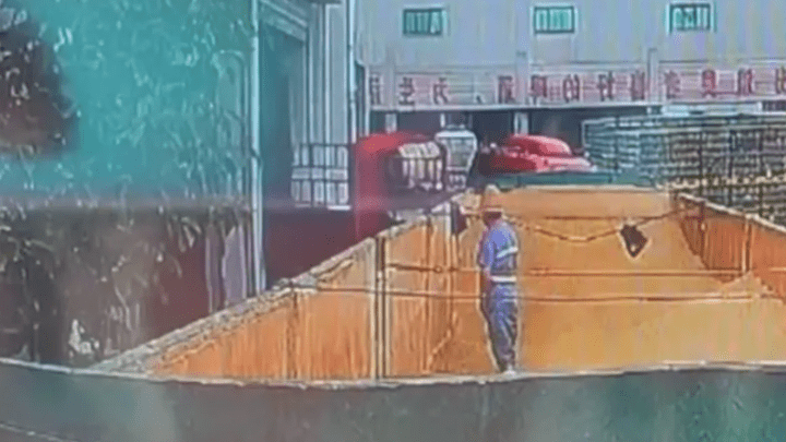 青岛啤酒三厂有工人在原料仓小便，你怎么看？