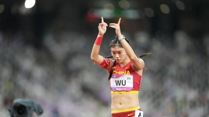 吴艳妮每天辛苦训练，是为了当网红吗？