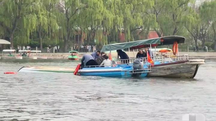 北海公园一游船被撞翻，三人落水后被救起，你觉得谁的责任更大？