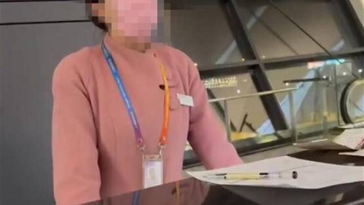 外籍旅客优先致一女子滞留机场，是偶发服务过错吗？