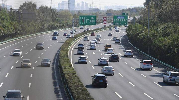 网友建议节假日高速免费改为每辆车每年固定免费里程，你支持吗？