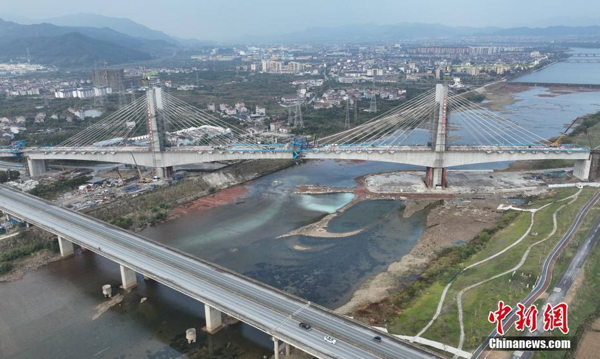 中国最大跨度高速铁路三线矮塔斜拉桥合龙