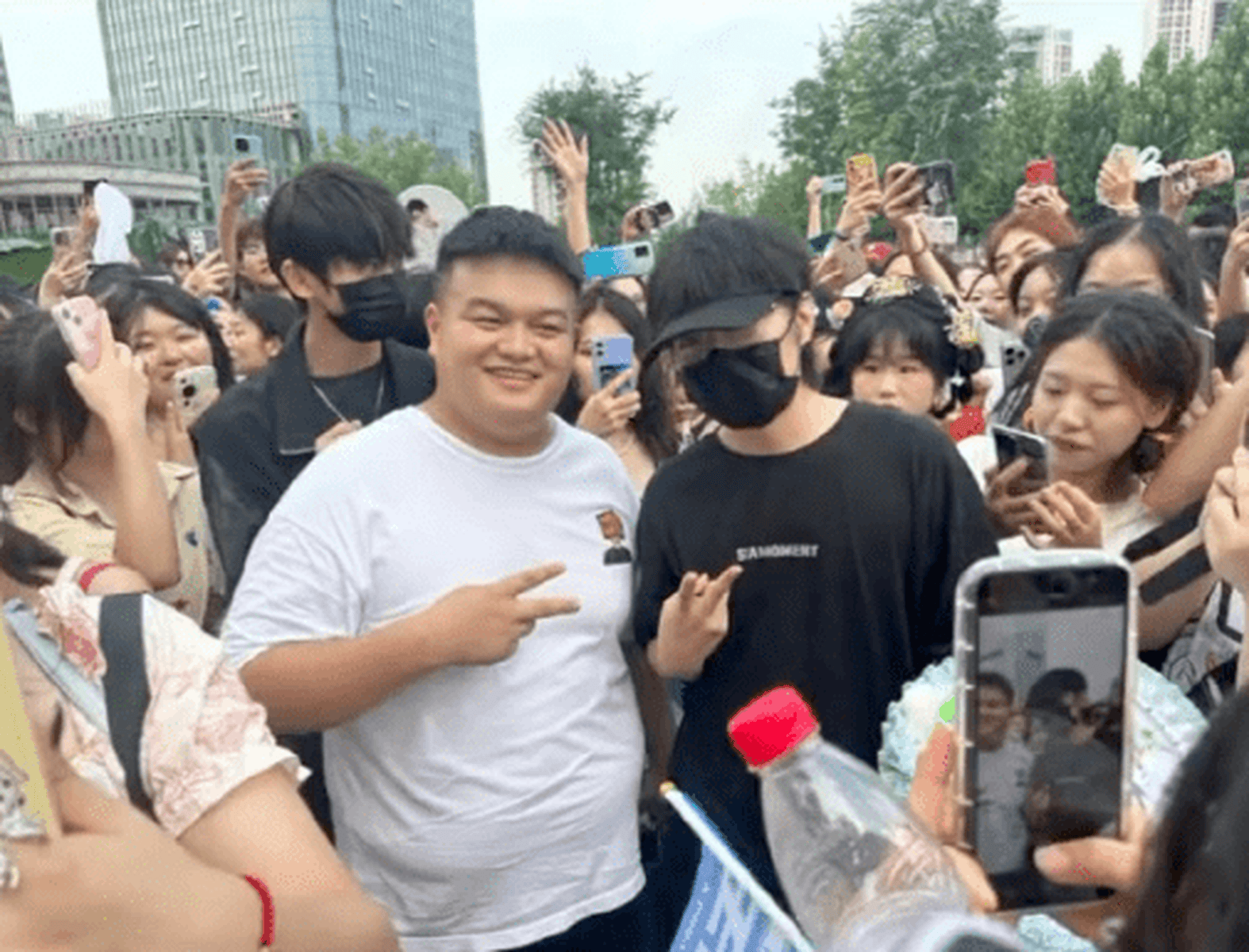 黄锐带四叶草应援物看TFBOYS演唱会 被拒绝入场