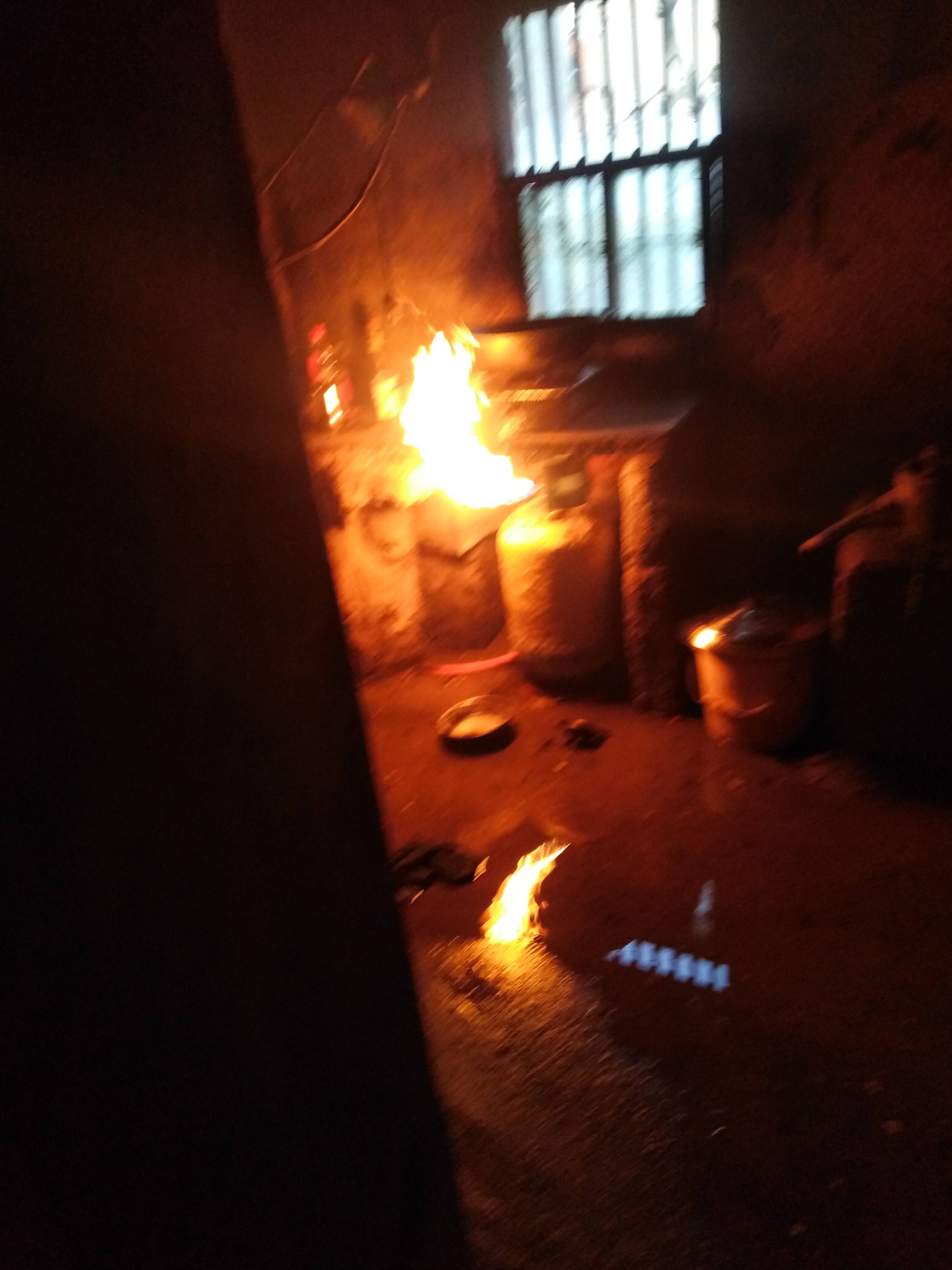 村民家煤气罐着火,千钧一发之际民警上了