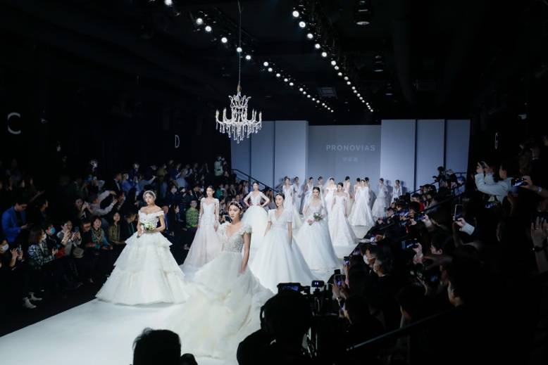 此次pronovias宝诺雅携手上海时装周,为现场观众呈现28