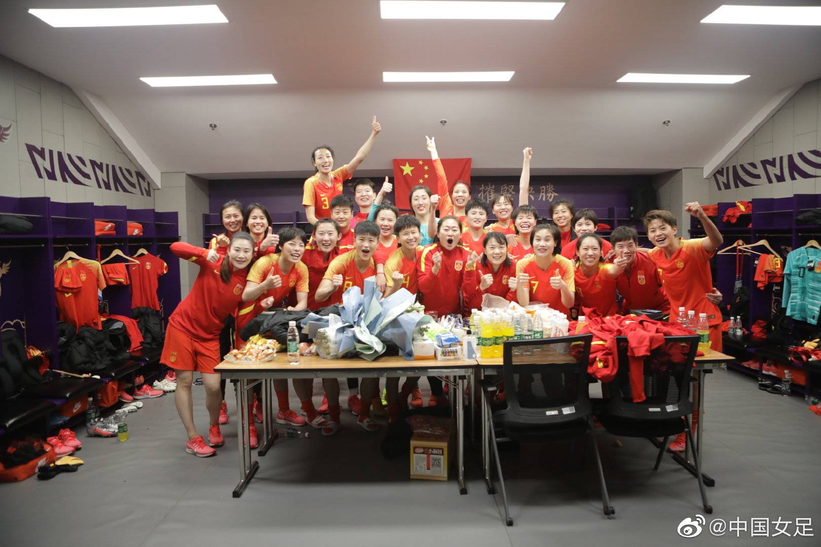 中国女足晒赛后更衣室庆祝大合影：东京 我们来啦！(图)_比赛
