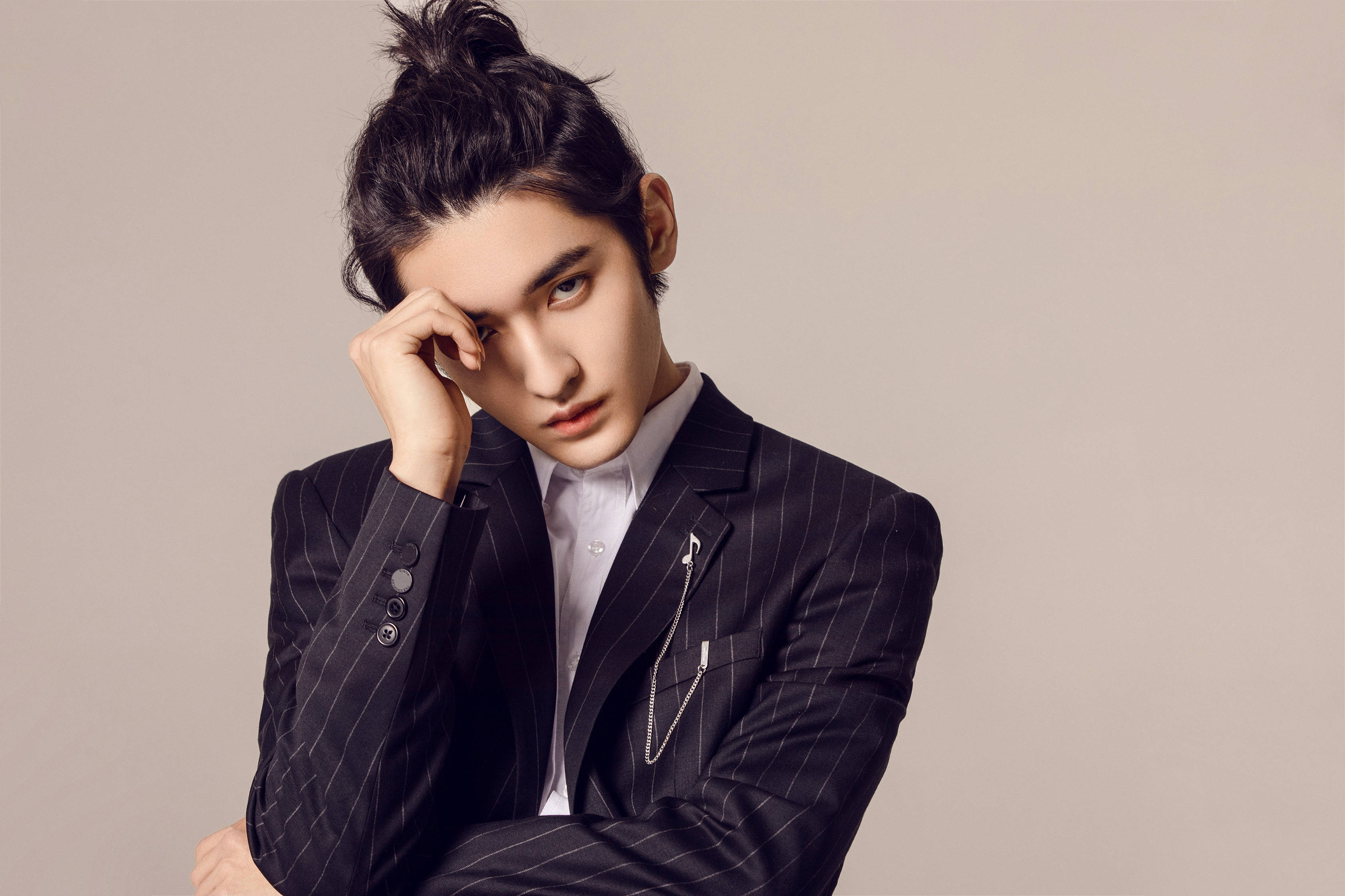 古装扮相少年星眉剑目英气十足,现代造型雅痞有型目光坚定.