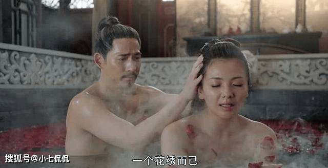 主要是因为刘涛的麒麟臂实在是太抢戏了,刘涛光着膀子沐浴在水中,粗厚