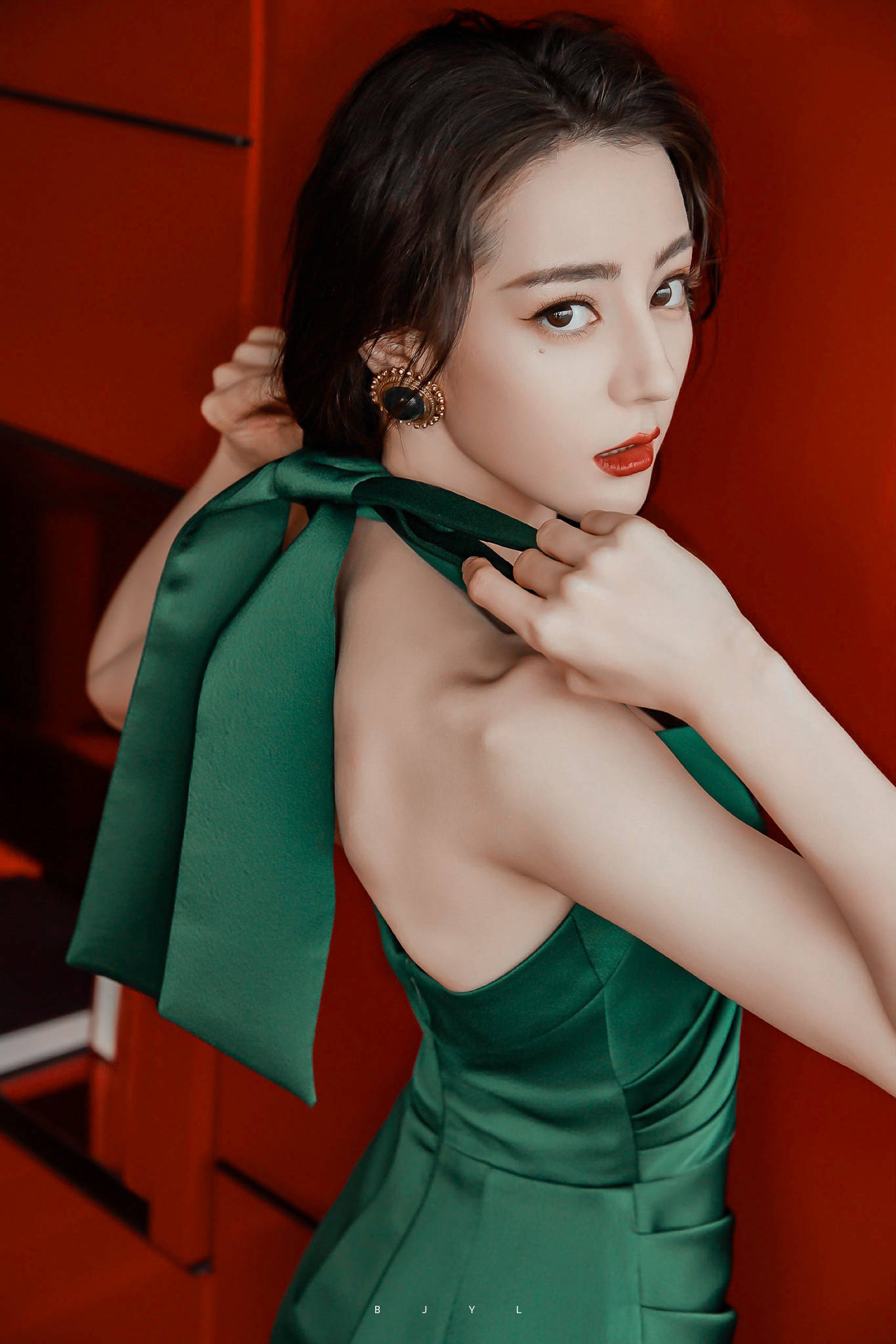 迪丽热巴墨绿色长裙造型,呈现出似翡翠般的优雅与复古