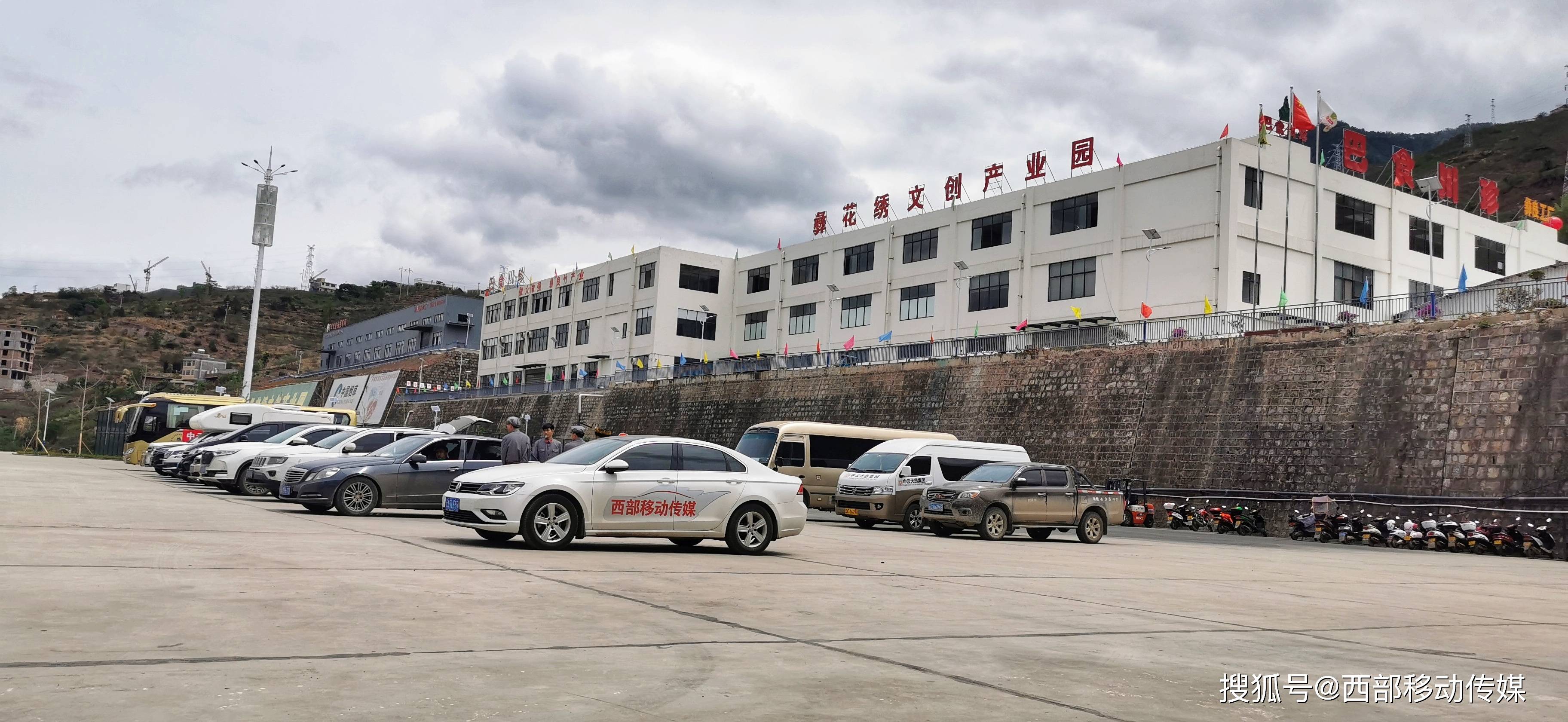 中云大慈集团从一颗小小绣花针绣出的一个彝花绣文创产业园