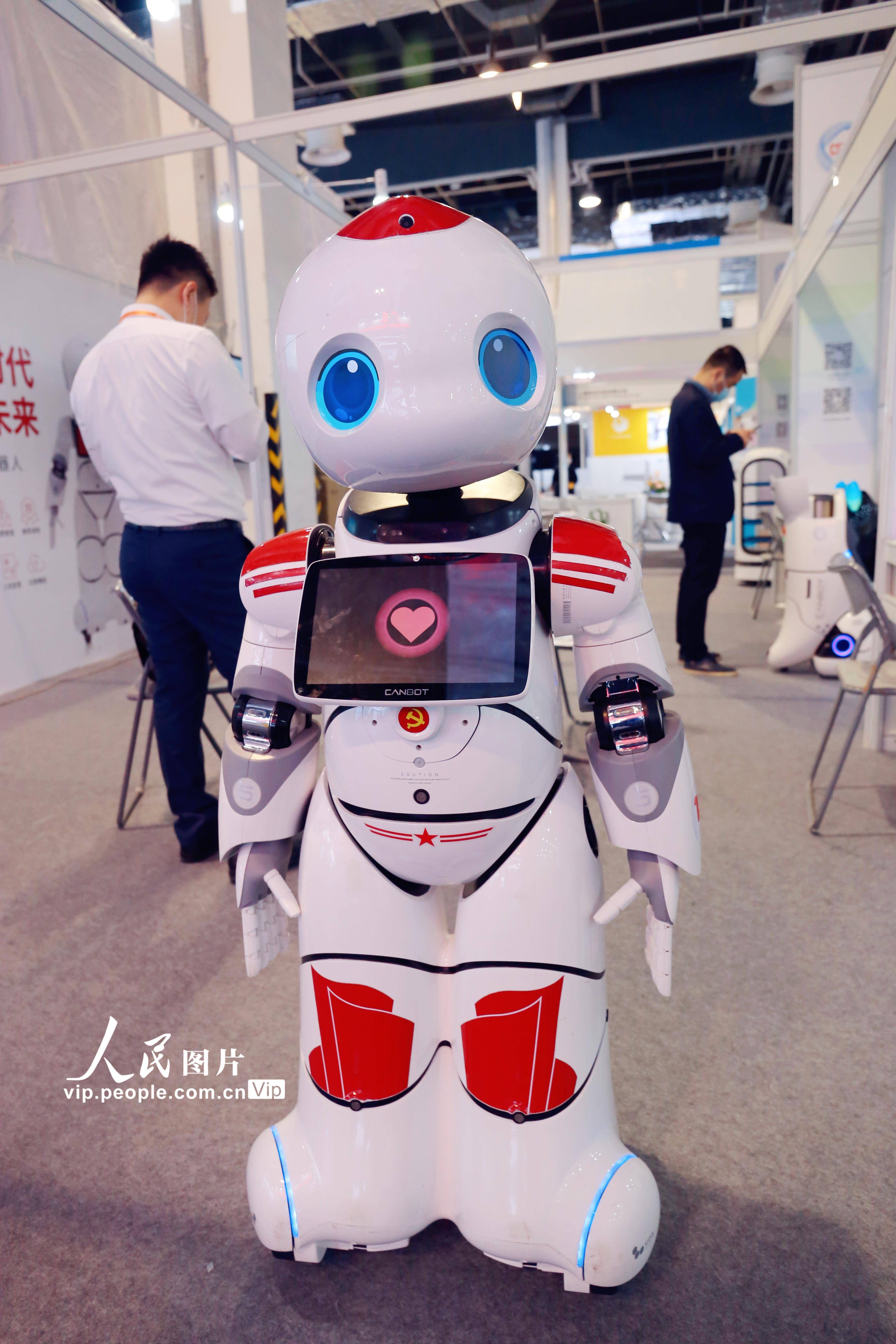 近日,各种造型和用途的机器人在上海中国国际技术进出口交易会上争奇