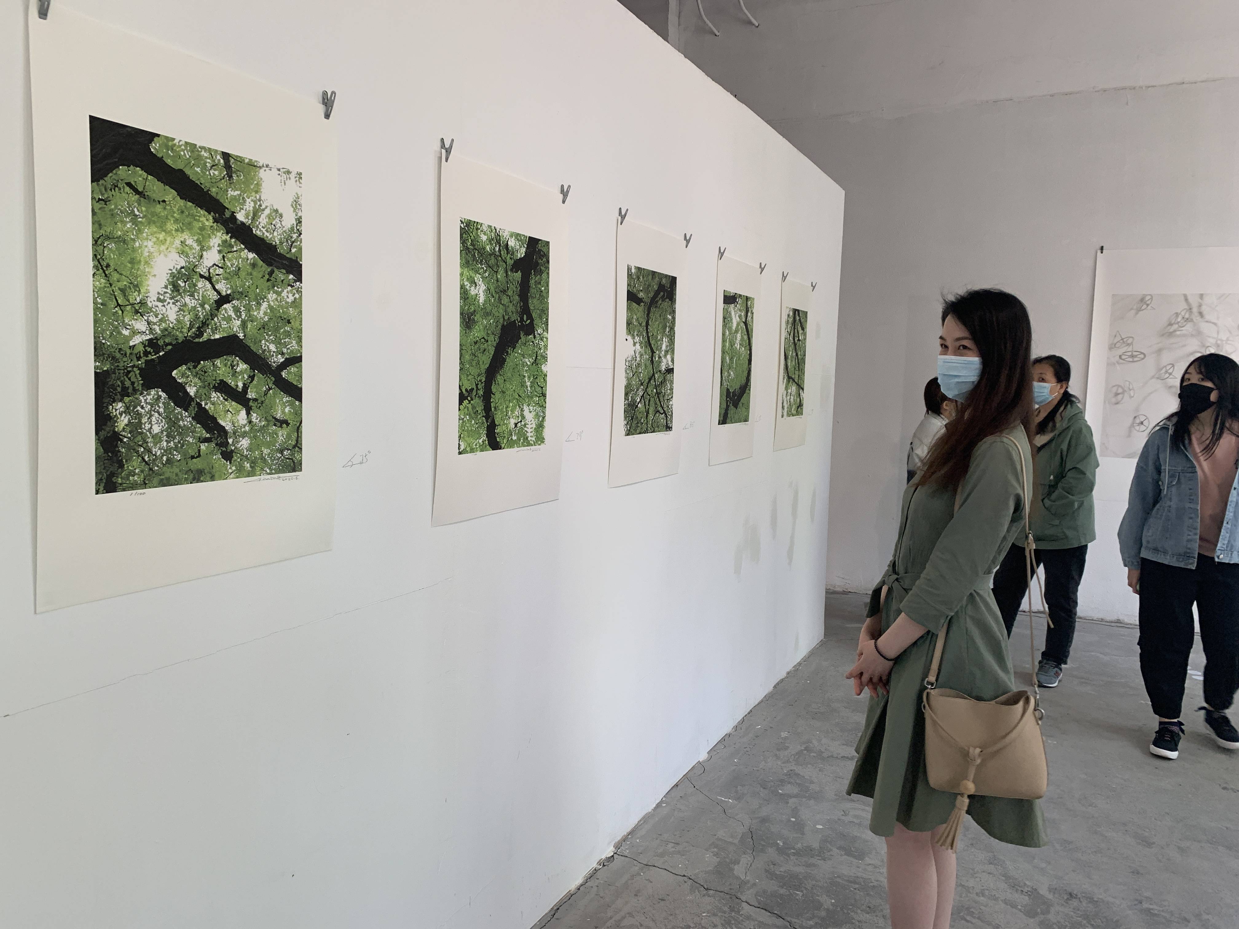 "摄影是对日常的短暂侵入",黎明摄影版画展在北京77文创园举行_展览