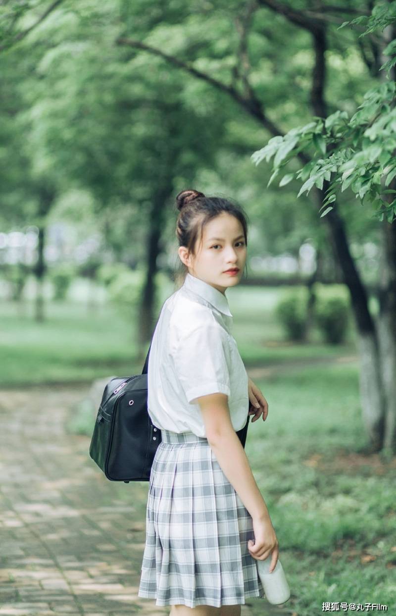 性感美女时尚写真:丸子头美少女学生妹清新脱俗,清纯甜美迷人!