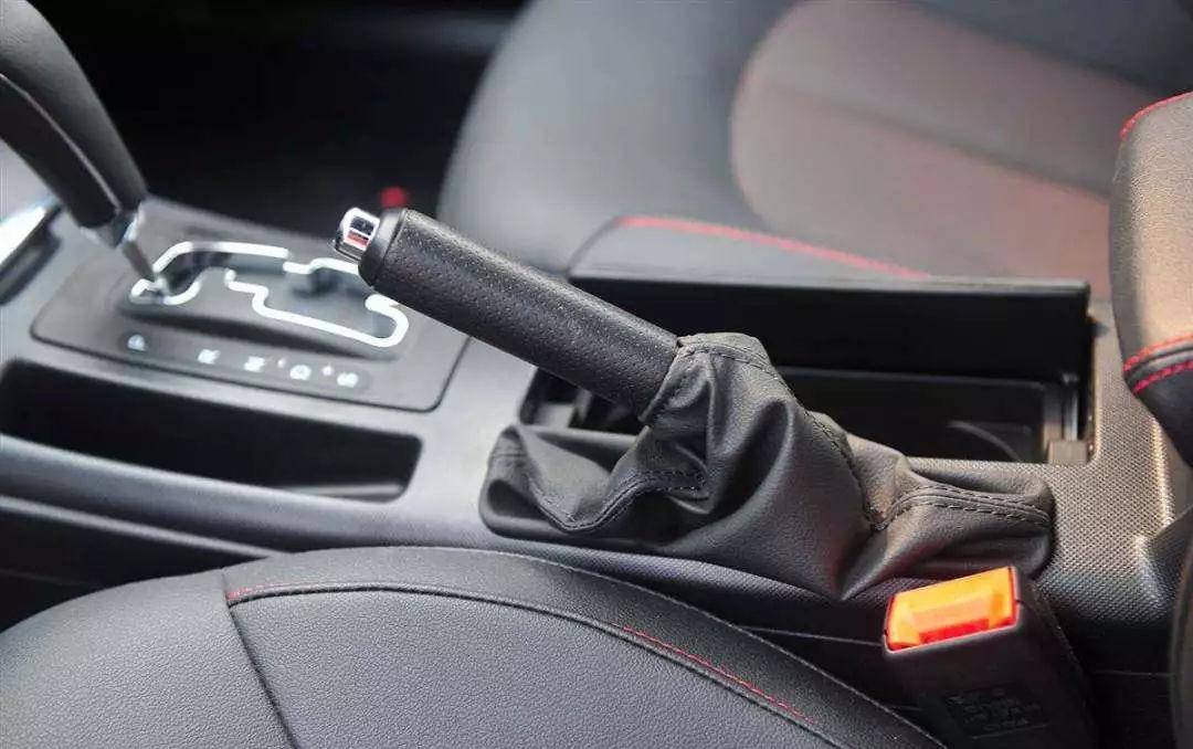 开车忘记松手刹,直接行驶有多大伤害?看完这个你就知道了