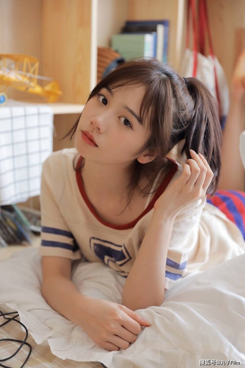 性感美女时尚写真运动服小姐姐白皙大长腿清纯俏皮甜美可爱