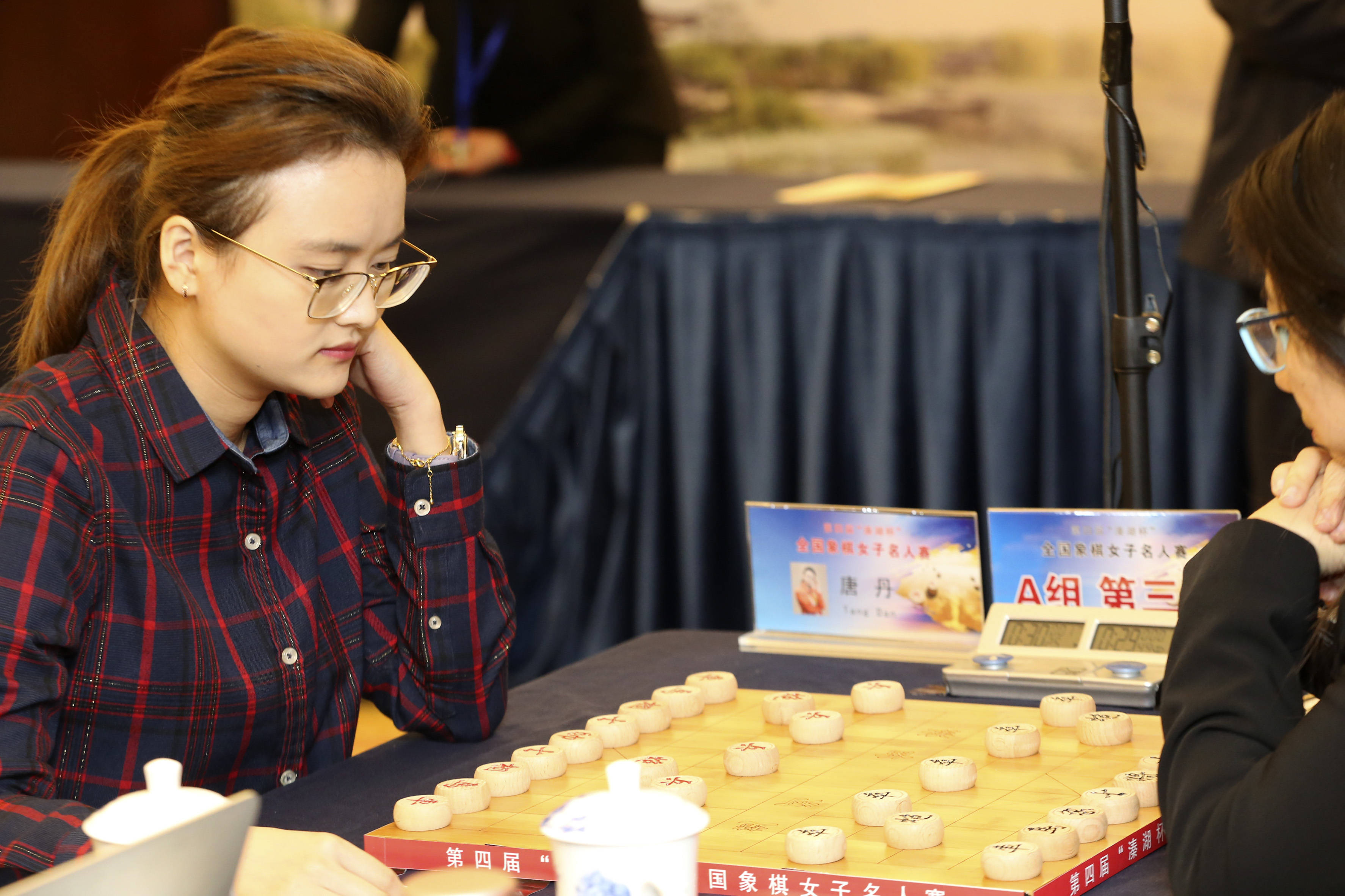 2021年4月22日,象棋特级大师唐丹(右)与象棋特级大师陈丽淳(左)在预赛