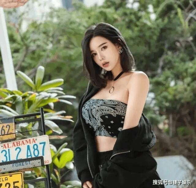 点击进入看图评论 韩国美女车模,模样甜美身材火辣,百看不厌(图4)