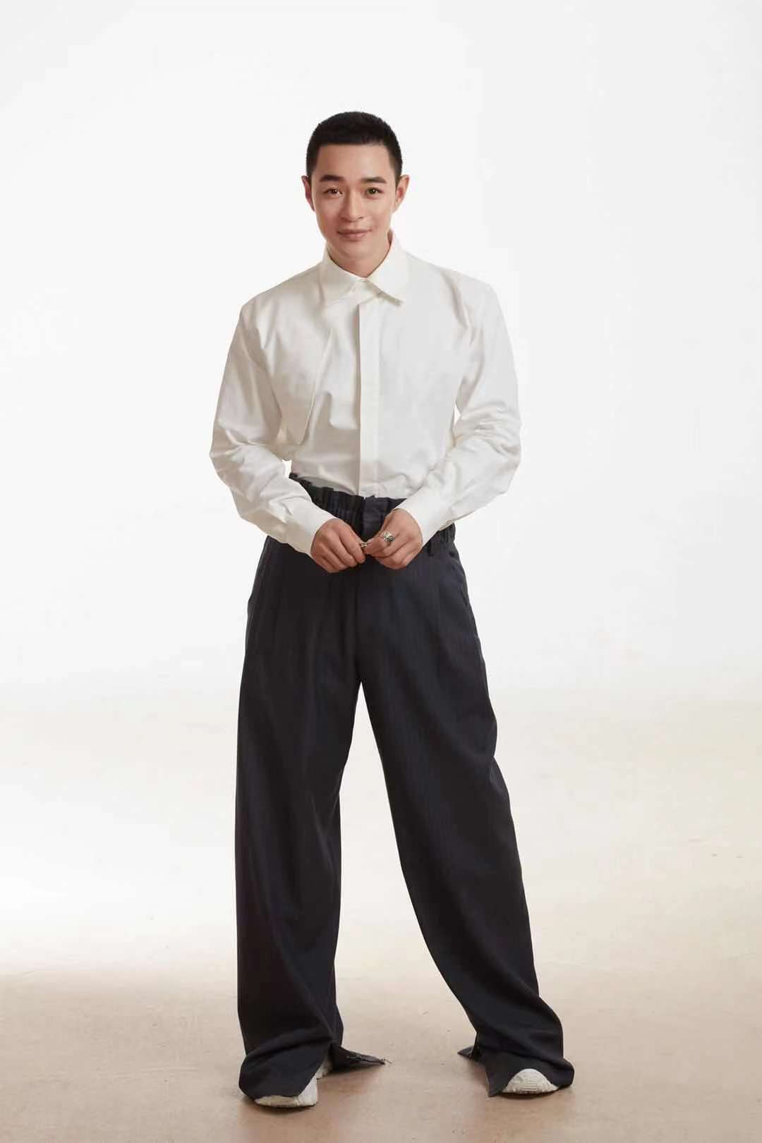 董春辉春日写真来袭 复古风尚简约洒脱