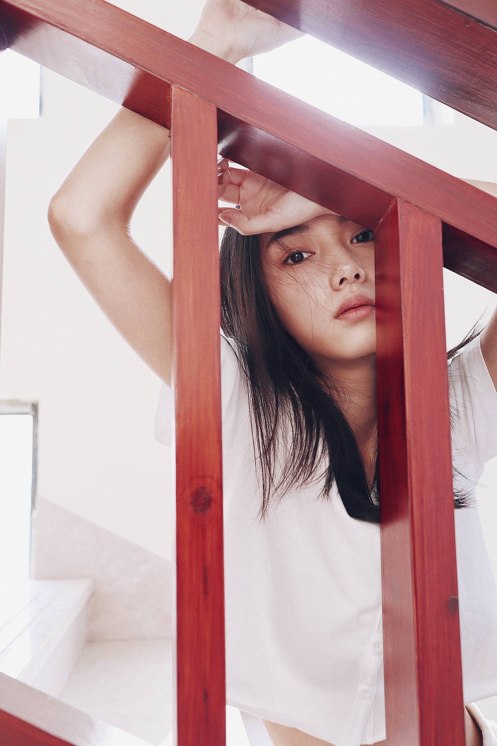 叶可儿最新写真释出简约利落演绎时尚清新风