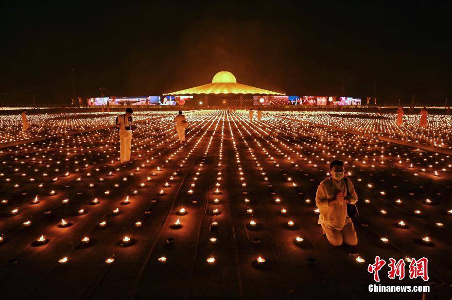 泰国点燃33万根蜡烛拼火焰图像创吉尼斯世界纪录