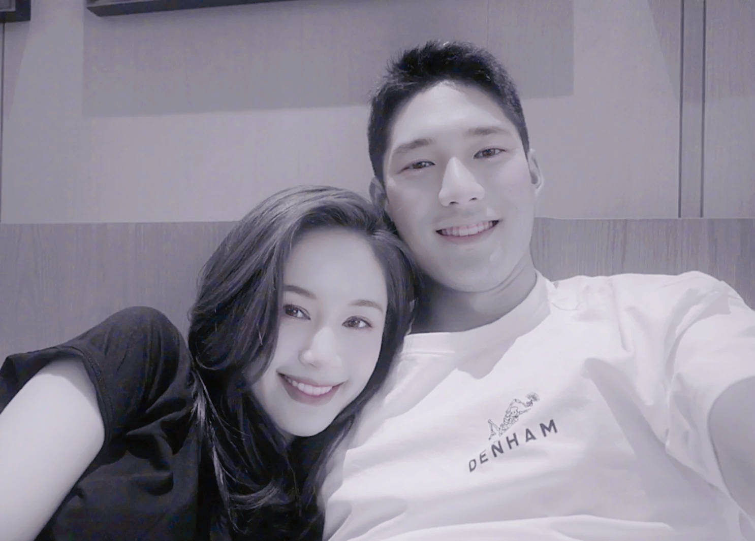 王子文官宣恋情后沉浸在甜蜜爱情中与吴永恩牵手逛街