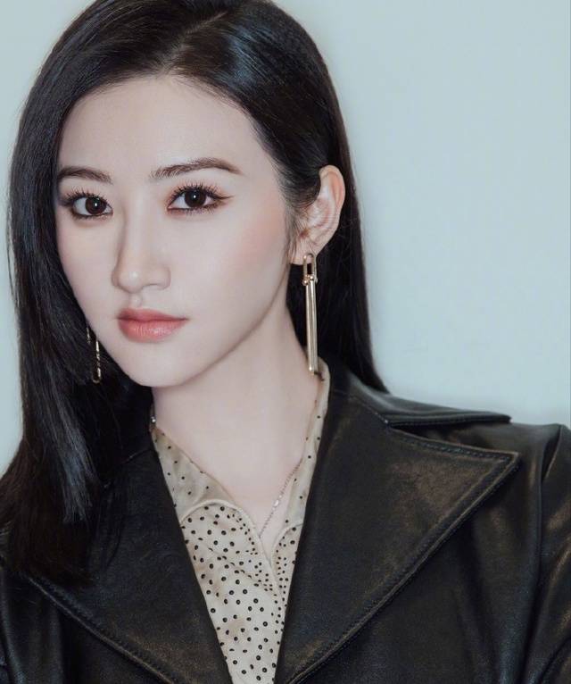 比较宽的双眼皮但是眼头的部分并没有多开眼角,五官深邃,搭配宽的双